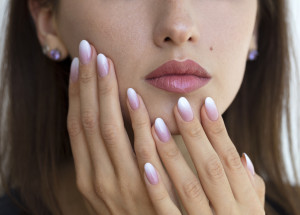 Ombré nehty: Žhavý trend v jarní manikúře 2023