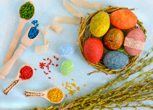 Barvení vajíček pomocí rýže a potravinářského barviva zabere minimum času. Výsledek je ale dokonalý