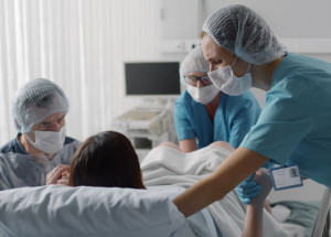 Lékař při porodu utrhnul miminku hlavičku. Nemocnice chtěla tento incident utajit