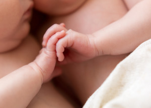 Zdravotní sestra položila zdravé dvojče k umírajícímu. Poté se stal doslova zázrak