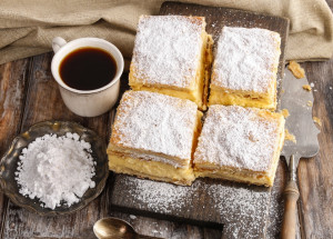 Mraky na plech: Vyzkoušejte recept na nadýchané řezy z odpalovaného těsta