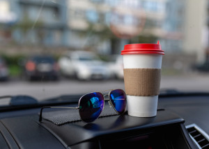 Proč nenechávat brýle v autě na palubní desce? Odpověď se bude hodit každému řidiči