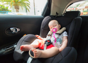 Roční dítě zemřelo v rozpáleném autě před americkou nemocnicí. Pěstounka jej ve vozidle nechala 9 hodin