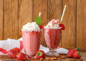 Jahodový koktejl se šlehačkou nikdy neomrzí. Připravte si recept jako z mléčného baru