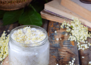 Voňavý cukr z květů černého bezu dělaly už naše babičky. Dostane vás svou chutí i vůní