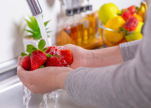 Jak umýt jahody, aby vydržely čerstvé? Pomůže octová voda