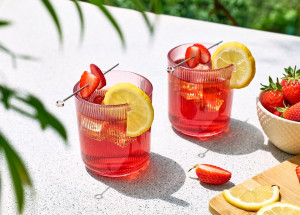 Ledové kostky s ovocem a bylinkami jsou skvělé do koktejlů a limonád. Vytvořte je ve formách na led