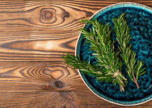 Rozmarýnová voda na vlasy: Recept, který podpoří růst vlasů a předejde jejich vypadávání