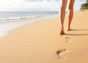 Bosá chůze po písečné pláži je balzámem pro nohy a duši. Vašemu tělu nabízí spoustu zdravotních benefitů