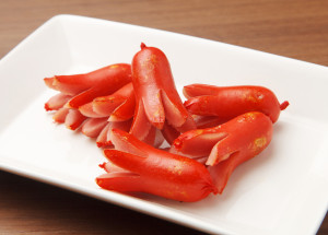 Jak nařezat špekáček do tvaru chobotnice? Tento způsob krájení buřtů se rozhodně naučte, máte-li děti