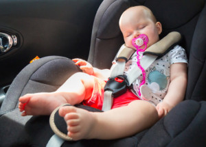 18měsíční batole zůstalo v rozpáleném autě celou noc, ráno jej našli mrtvé. Rodiče jej ve vozidle zapomněli po návratu z večírku