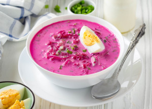 Studená polévka z červené řepy v létě zaručeně osvěží. Připravte si polský chlodnik