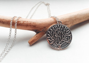 Spousta lidí nosí přívěsek strom života. Nezná však jeho význam