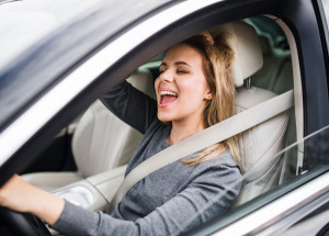 Zpíváte si v autě? Podle odborníků to má na naše tělo stejný vliv jako lekce jógy