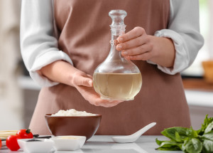 Proč používat při praní ocet: Nahradí aviváž, neutralizuje pachy a vyčistí pračku