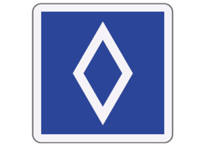 Dopravní značka bílého kosočtverce na modrém pozadí platí nově ve Francii: Víte, co znamená?