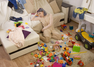 Líná matka v domácnosti má dům plný nepořádku. Haldy odpadků a špíny se nestydí sdílet veřejně