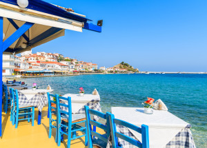 Čtyři nápoje a jídlo na řeckém Mykonosu vyšlo turisty na 17 tisíc korun. Dali si koktejl, tři pomerančové šťávy a porci krevet