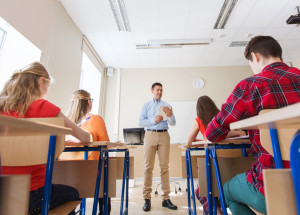 Napište vlastní nekrolog, zadal učitel svým studentům. Za netradiční úkol dostal okamžitou výpověď