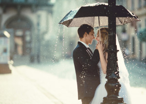Počasí na svatbě a pověry: Co do manželství přinese déšť, sníh, bouřka nebo jasná obloha?