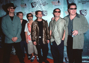 Zemřel americký zpěvák Steve Harwell, jehož písně zazněly ve Shrekovi. Frontman skupiny Smash Mouth skonal v 56 letech
