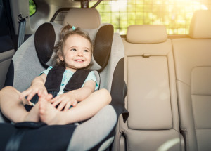 Řidič MŠ nechal roční holčičku nejméně 5 hodin v rozpálené dodávce. Bohužel zemřela