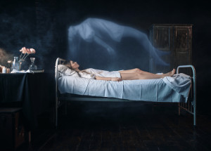 Žena prožila klinickou smrt. Když se po 27 minutách probudila, napsala na papír záhadný vzkaz