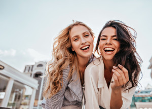 Trendy účesem 2023 je butterfly cut. Jde o staronový hit, který sluší všem ženám