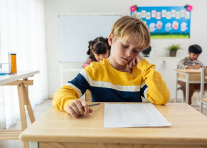 Žák 2. třídy české ZŠ dostal pětku z ČJ. I když měl ve cvičení 80 % správných odpovědí