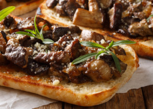 Houbový tatarák chutná nejvíce na topinkách. Vyzkoušejte osvědčený recept