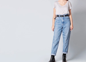 Baggy jeans jsou hitem podzimu 2023. Ne každé ženě se však tyto džíny volného střihu líbí