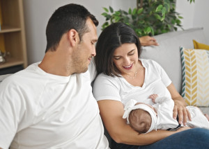 Manželka kojí svého manžela. Je to podle vás normální?