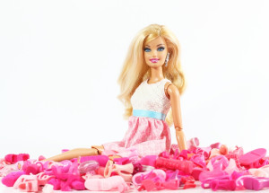 Influencerka si nechala upravit přirození ve stylu panenky Barbie. Je tato plastická operace přes čáru?