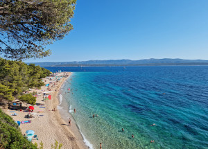 Šokující video z Chorvatska ukazuje moře zaneřáděné výkaly. Ve fekáliích se koupali turisté