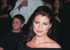 Sexbombu z Pobřežní hlídky zničily drogy. Podívejte se, jak Yasmine Bleeth vypadá dnes