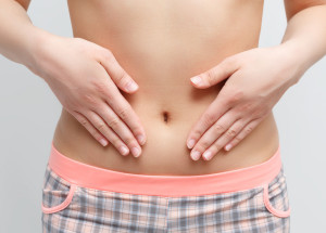 Bizarní trend 2023: Ženy si lepí falešné pupíky, aby si opticky prodloužily nohy