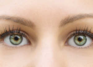 Žen se zelenýma očima je ve světě jako šafránu. Jsou tajemné a mužům se z nich podlamují kolena