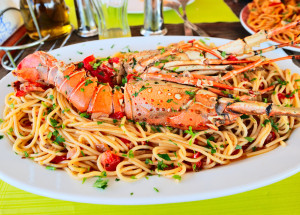 Restaurace naúčtovala za jeden talíř špaget s polovinou humra 12 tisíc korun. Americkým turistkám se na jihu Francie protočily panenky