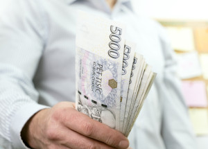 Nová bankovka 5000 Kč se dostane do oběhu koncem října 2023. V čem se liší od předchozích vzorů?