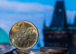 Falešné dvacetikoruny zaplavily Česko. Jak tyto padělané mince poznat?