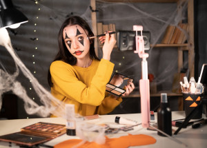 Několik jednoduchých nápadů, jak si připravit super masku na Halloween. Půjdete do toho?