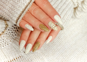 Trendy v manikúře na zimu 2023/2024. Hitem jsou třpytky, geometrické obrazce i zvířecí vzory