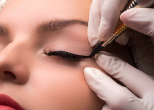 Muži si vyzkoušeli malování očních linek. Jak jim to šlo?