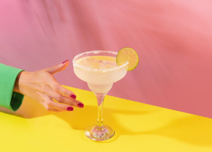 Žena si v londýnském baru omylem objednala koktejl za 53 tisíc korun. Manžel po oznámení částky prchl