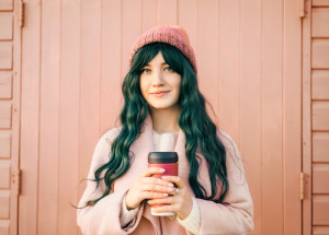 Barva roku 2024 Pantone: Peach Fuzz neboli sametově broskvová má opravdu široké využití