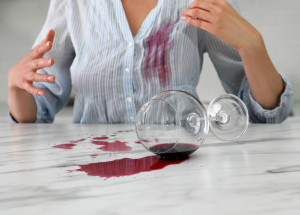 Jak odstranit červené víno z oblečení? Rozhoduje rychlost, pomohou i babské rady