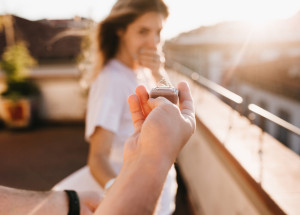 Žena našla způsob, jak nahnat muže do manželství. Inspirovala se u Pamely Anderson