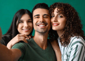 Manželka zjistila, že ji muž podvádí. Všichni teď žijí v polyamorním vztahu a absolvovali svatbu