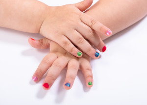 Chlapec přišel ze školky s nalakovanými nehty. Reakce jeho rodičů vás zaskočí