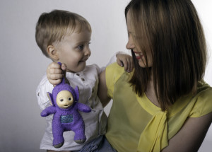 Vzpomínáte na vysmáté sluníčko z Teletubbies? Z roztomilého miminka je krásná žena, která předala žezlo své dceři